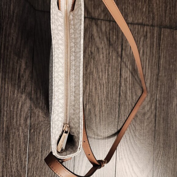 Michael Kors Crossbody Bag - Picture 5 of 6